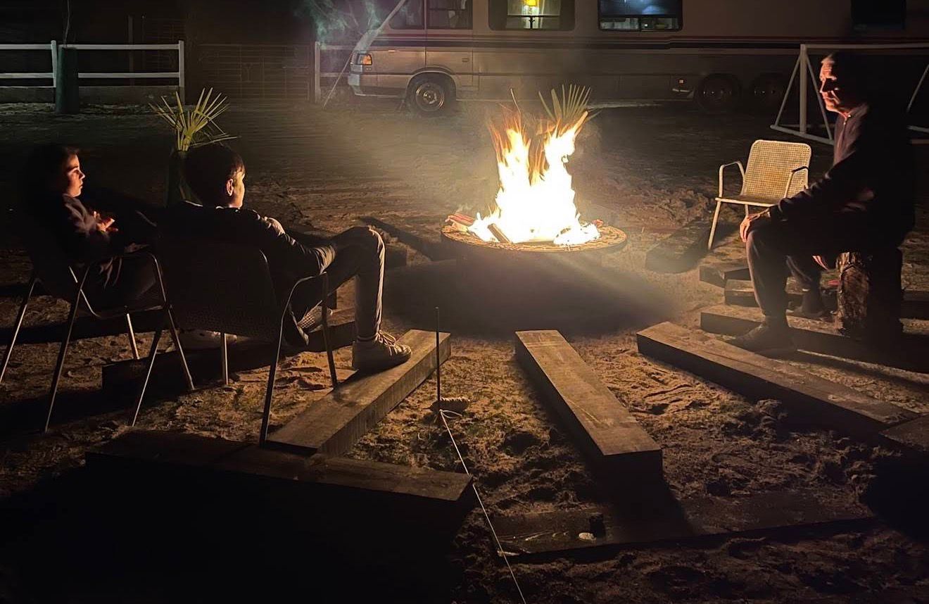 Fogata nocturna en la finca