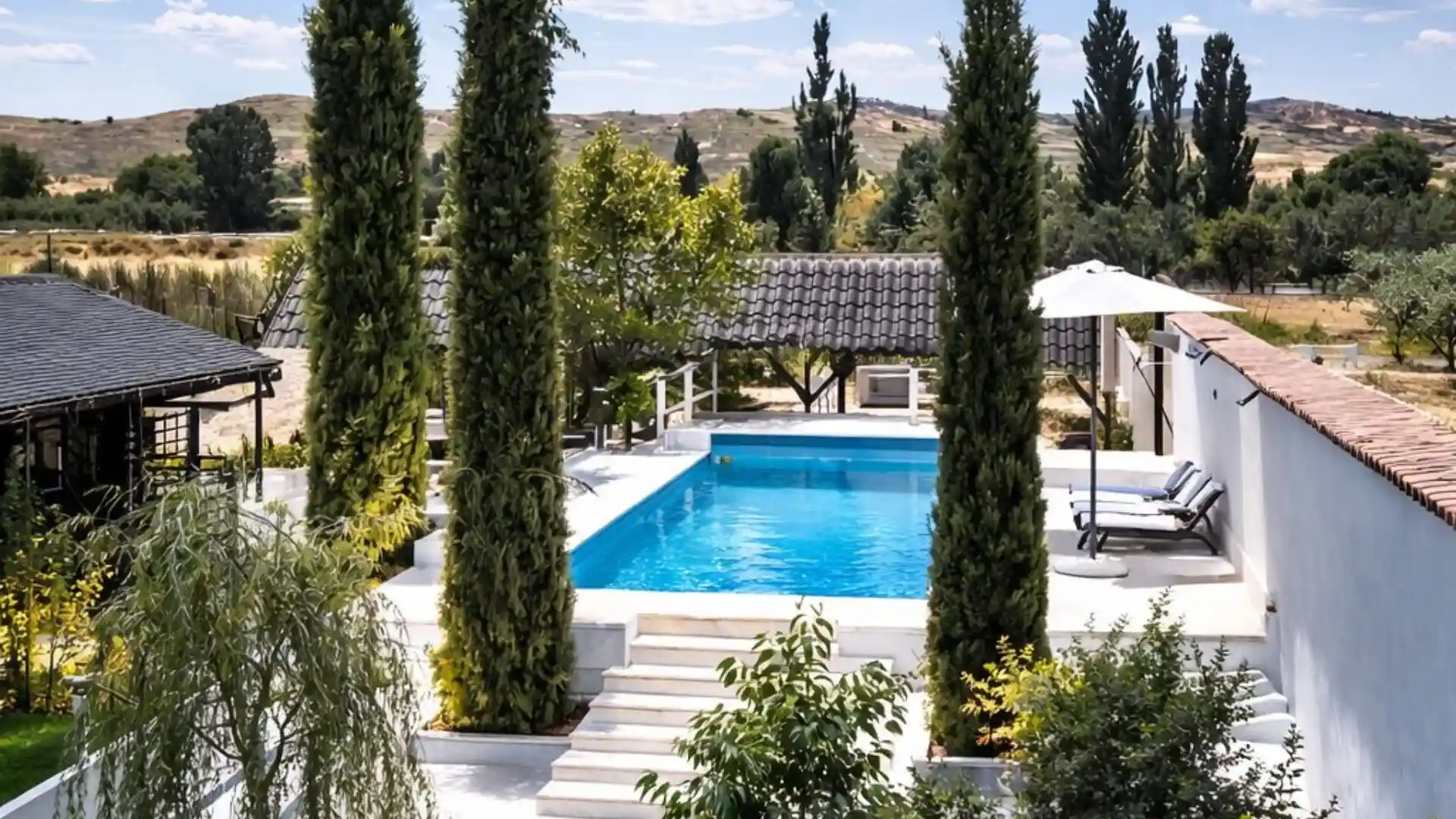 Piscina exterior privada del Warner XXL con vistas a la Vega de Chinchón, escapada rural cerca de Madrid