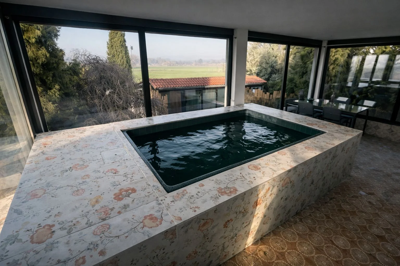 Micropiscina interior climatizada de agua marina con vistas a la Vega de Chinchon en heart & ponie