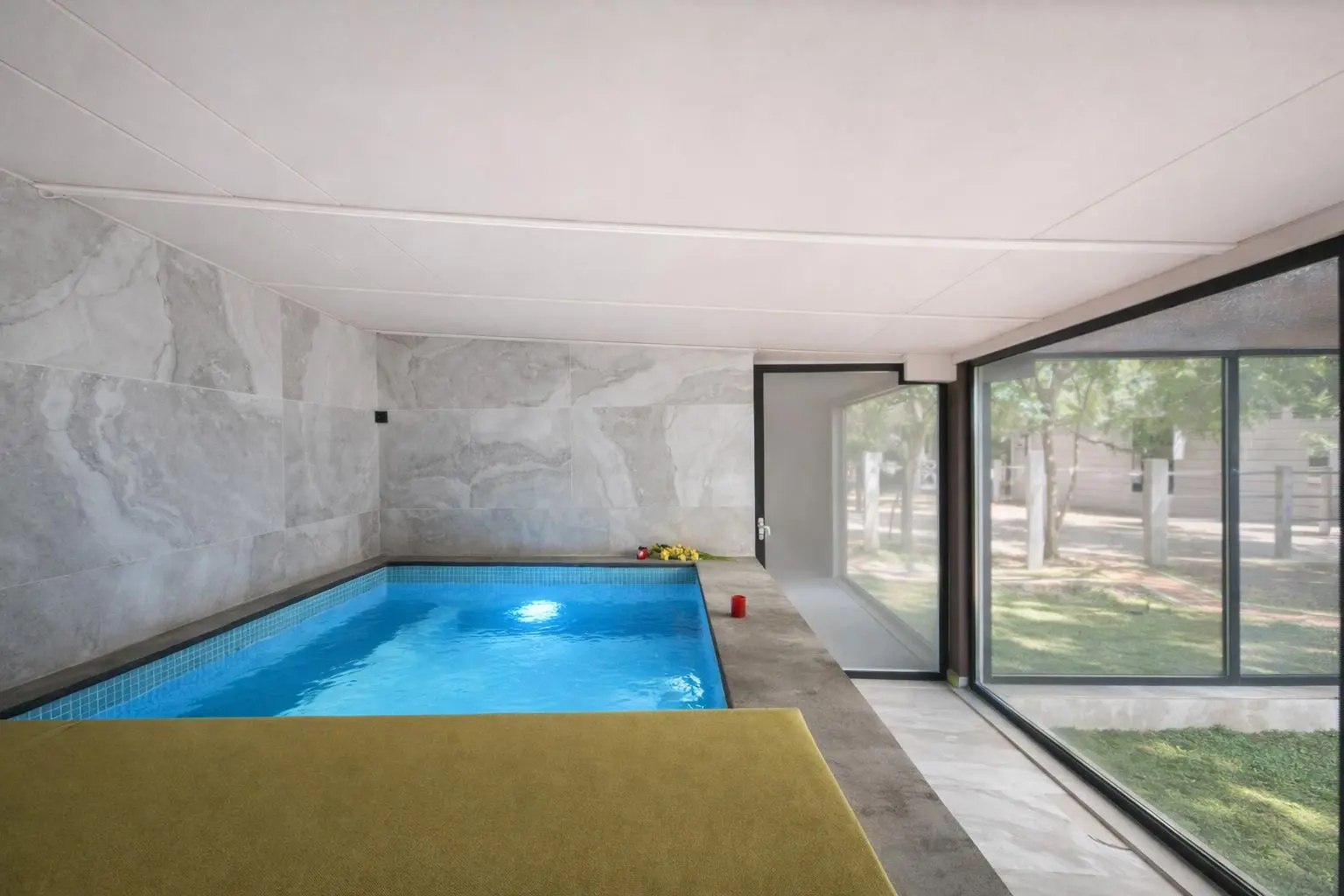 Micropiscina interior climatizada de agua marina del Warner XXL, alojamiento a 15 minutos del Parque Warner