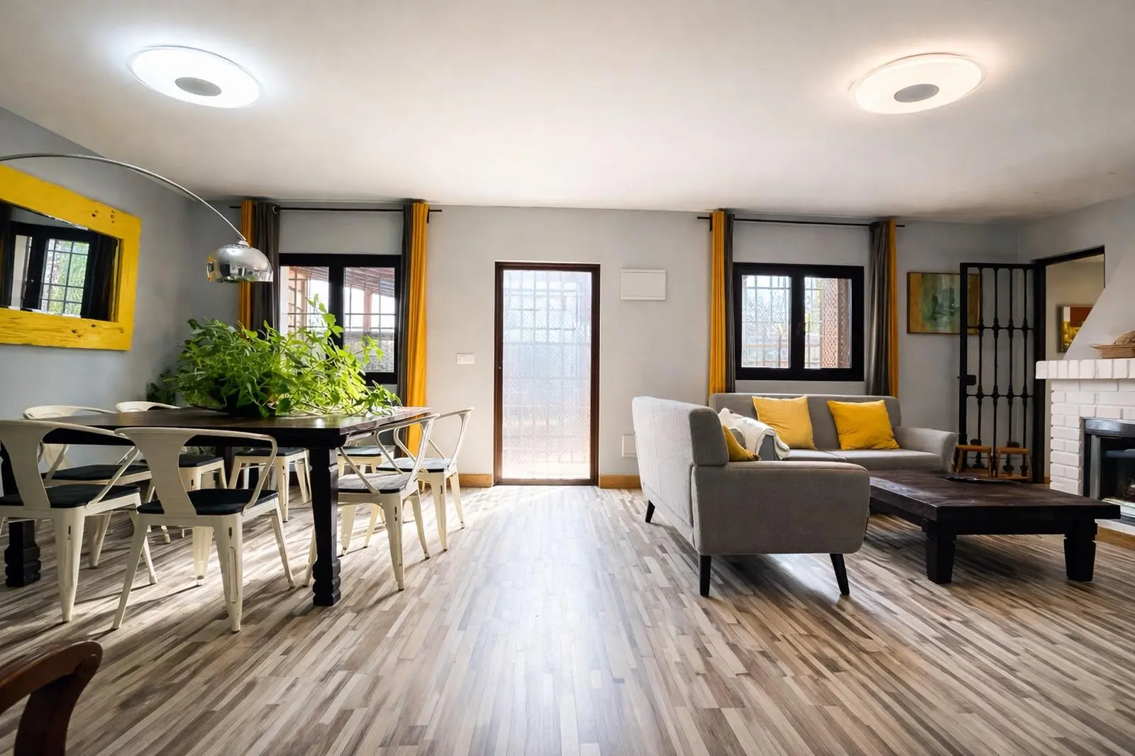 Salón y mesa de comedor para seis del Warner XXL, espacio para juegos de mesa en familia en una casa rural de Chinchón