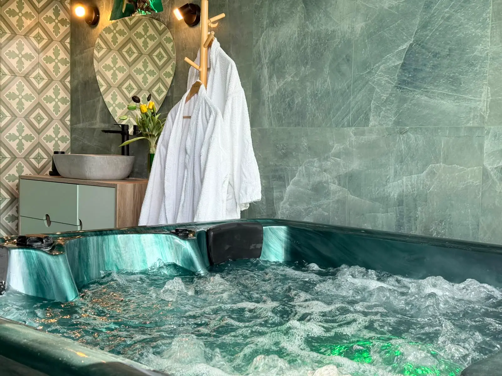 Jacuzzi privado encendido en la Suite Marrakech Green de heart & ponie, a 5 minutos de Chinchón
